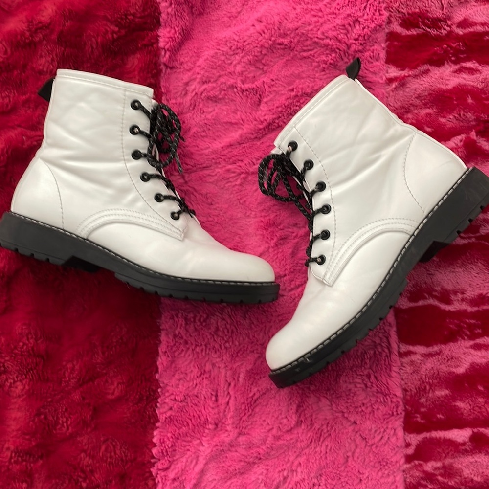 Steve Madden girls white boots.  Madden girl size 3. Jbetty